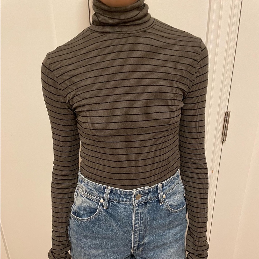 Green turtle neck with long sleeves